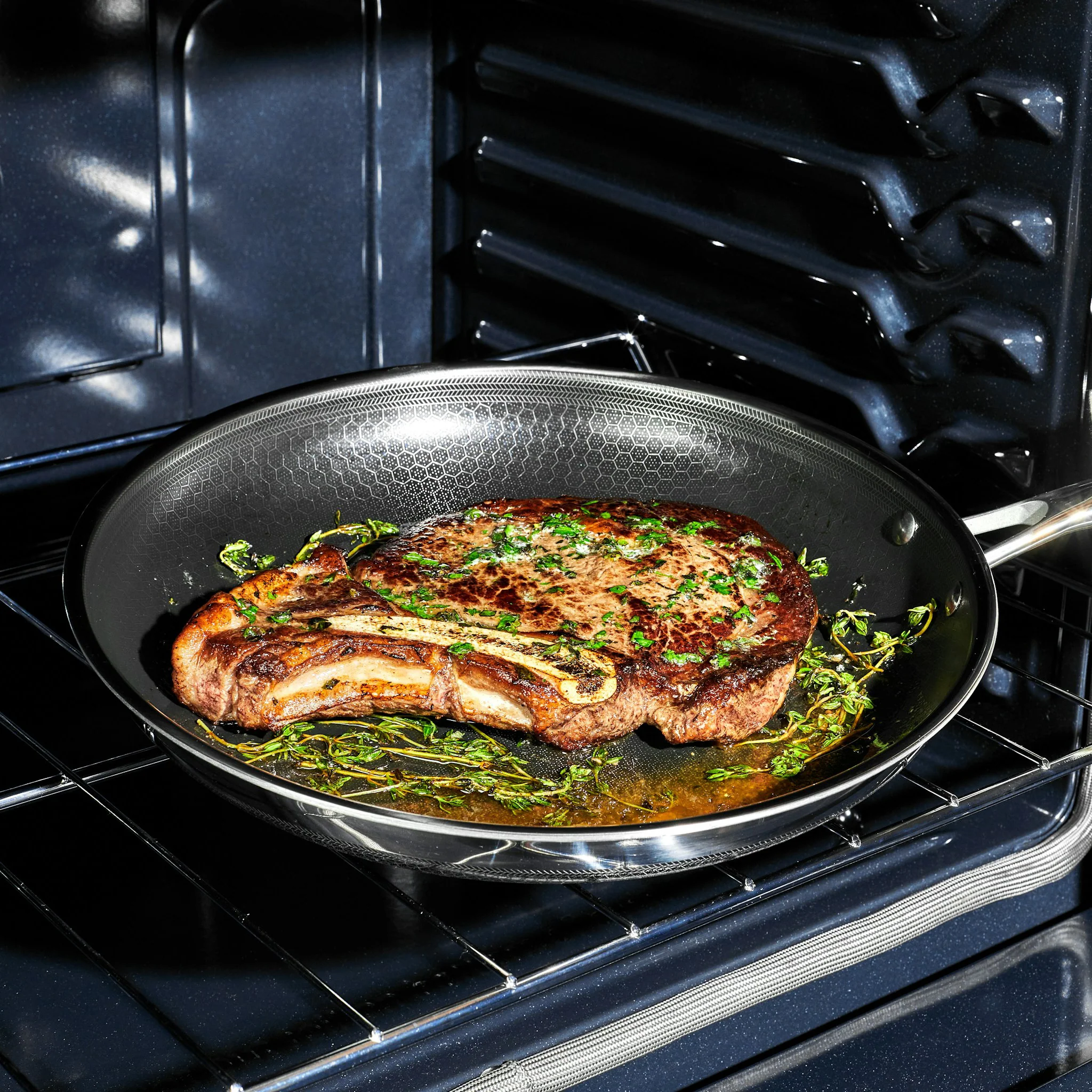 30 cm HexClad Hybrid Pan with Lid - Image 6
