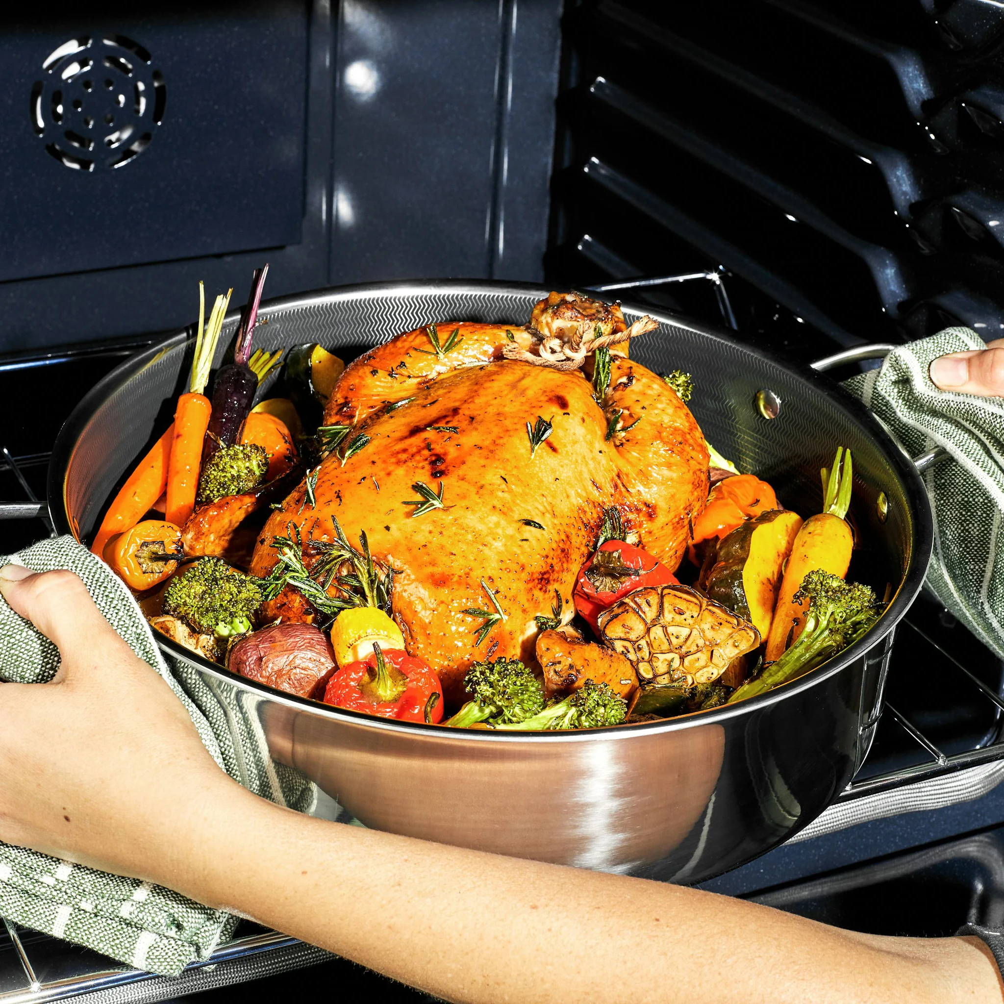 6.6 Litre Hybrid Deep Sauté Pan/Chicken Fryer with Lid - Image 9